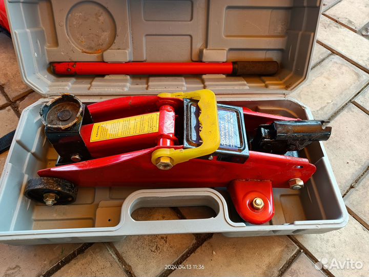 Домкрат подкатной