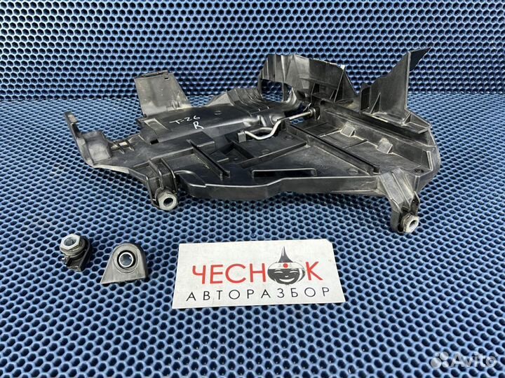 Кронштейн крепления правой фары VW Touareg до 2007