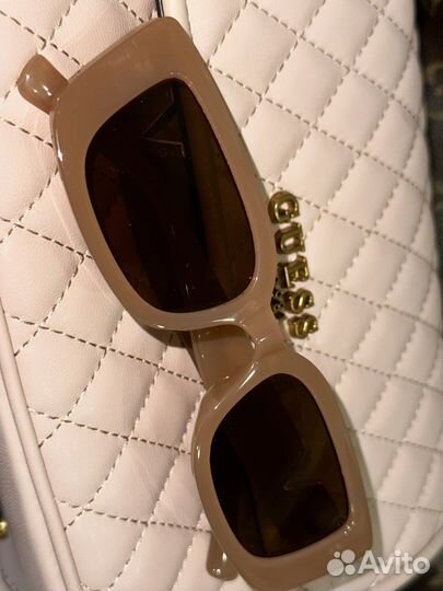 Солнцезащитные очки с V-образным принтом