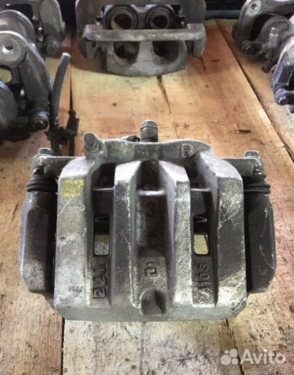 Тормозной суппорт передний правый Honda Accord 8