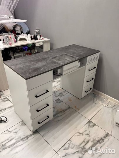 Маникюрный стол