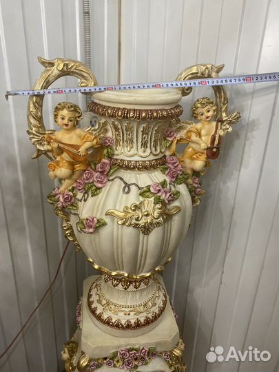 Подставка с вазой