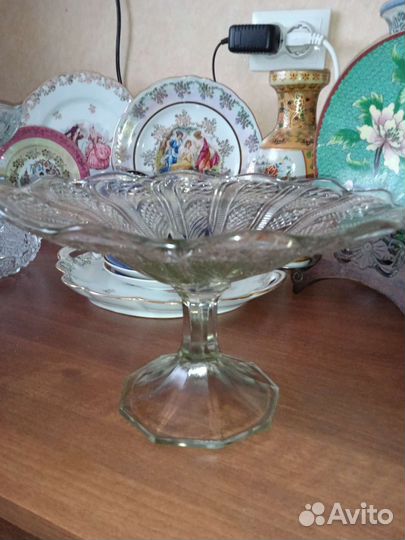 Старинные вазы-фруктовницы на ножке