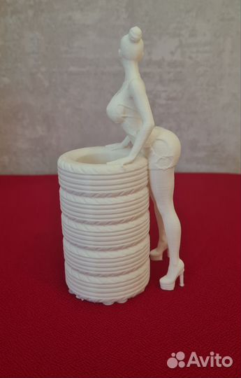 Оригинальная подставка для канцелярии Девушка