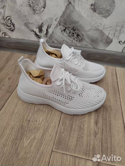 Кроссовки женские белые (новые)