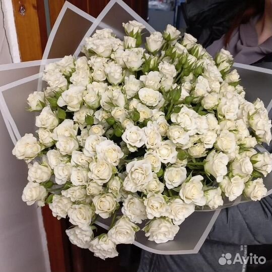 Букет из 45 белых кустовых роз