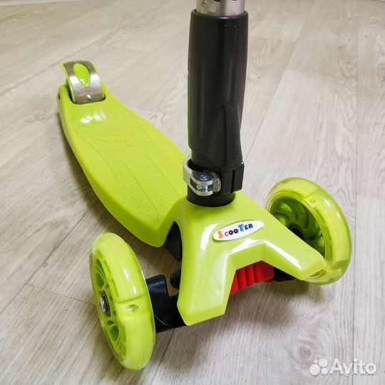 Самокат Maxi Макси салатовый