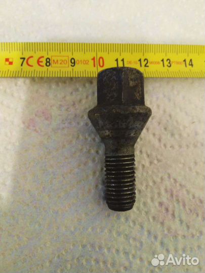 Болт от колеса автомобиля