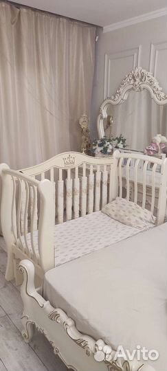 Детская кроватка с маятником и ящиком