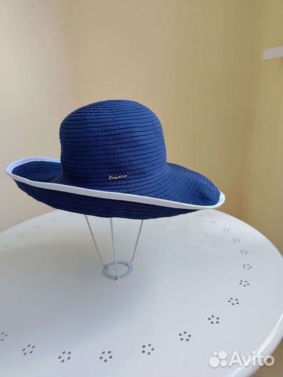 Новая шляпа с широкими полями