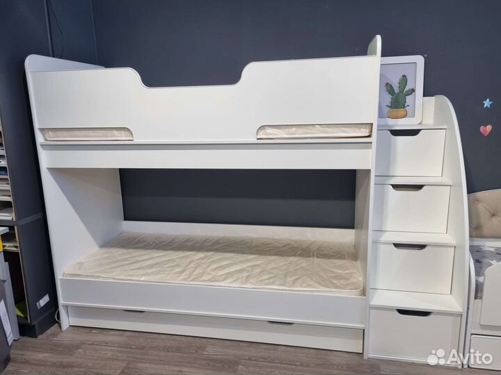 Двухъярусная кровать с лестницей комодом