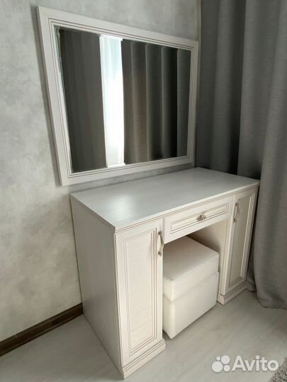 Туалетный столик с зеркалом и пуфом