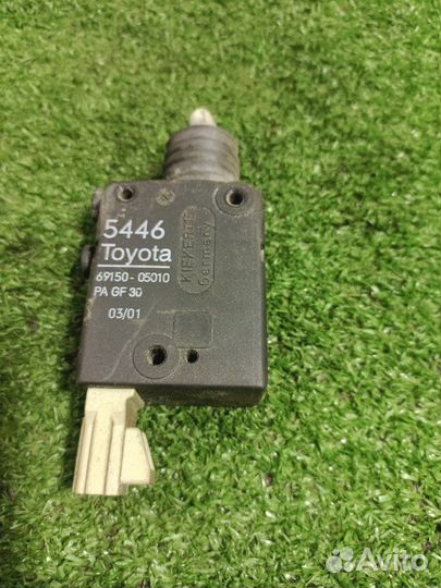 Активатор замка багажника задний Toyota Avensis