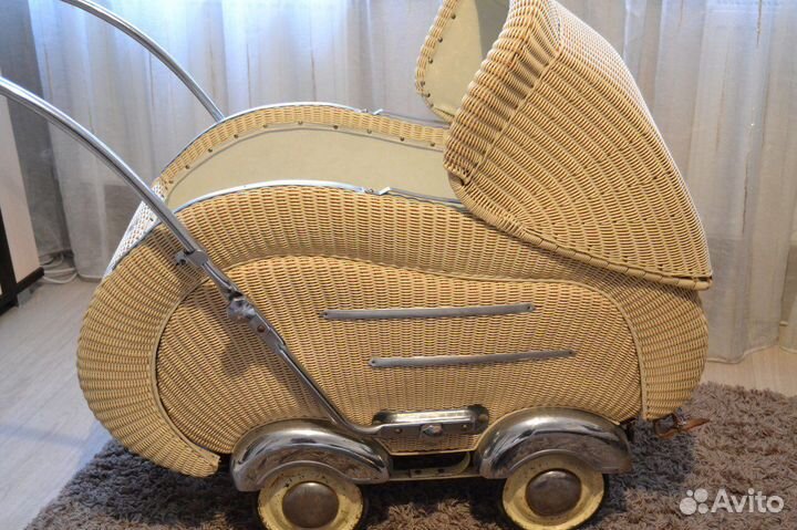 Старинная плетённая коляска. Германия. 1950е годы
