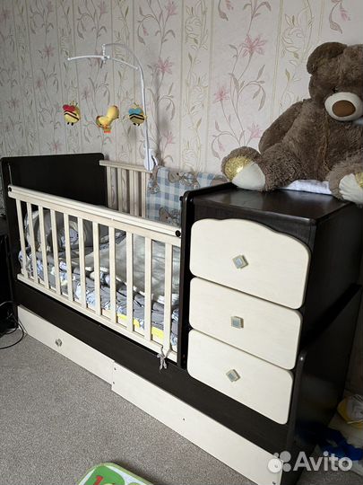 Детская кроватка с маятником и ящиком
