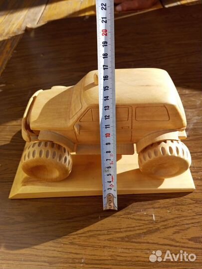 Машина из дерева сувенир
