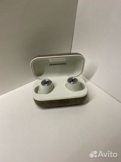 4.Наушники Sennheiser Momentum