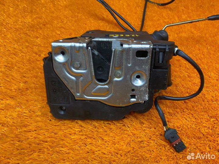 Замок двери передний правый Mercedes-Benz C-Class