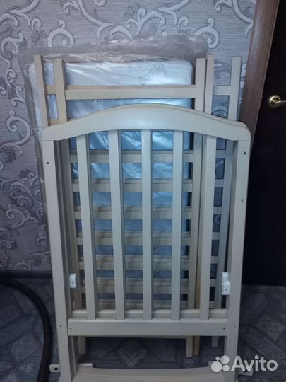 Детская кроватка с маятником и матрасом