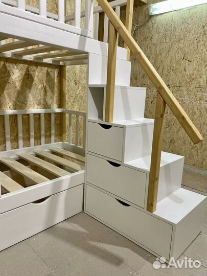 Двухъярусная кровать с лестницей комод