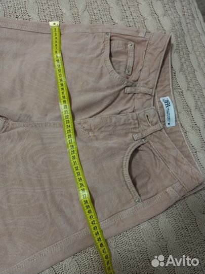 Бежевые джинсы с мраморным принтом