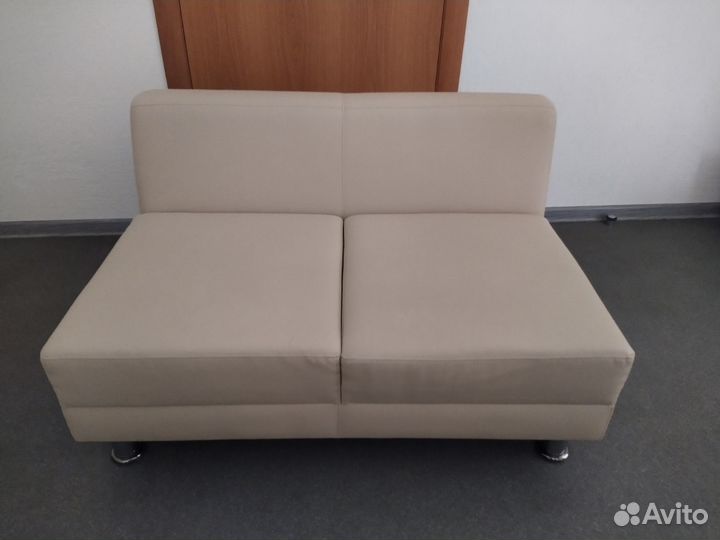 Мебель офисная: столы, кресла, тумбочки, диваны