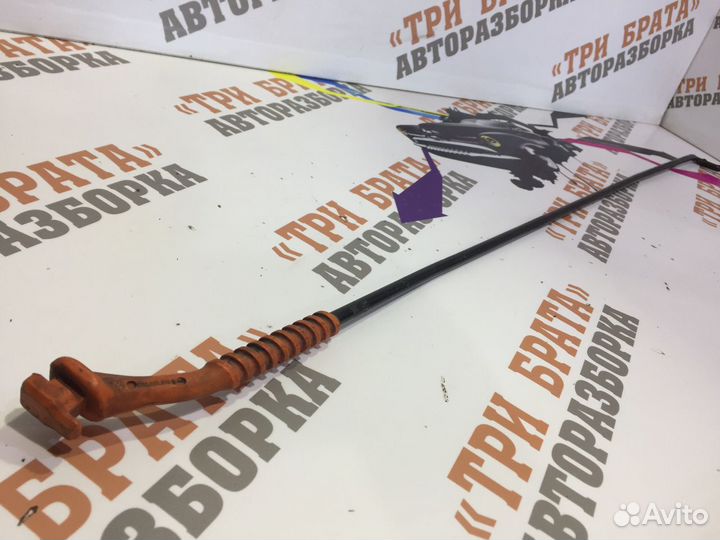 Шкода Октавия Держатель капота