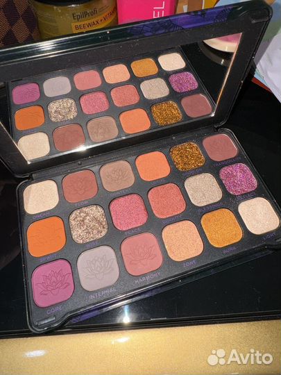 Набор косметики и кисти для макияжа