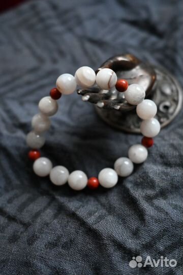 Браслет из агата и коралла
