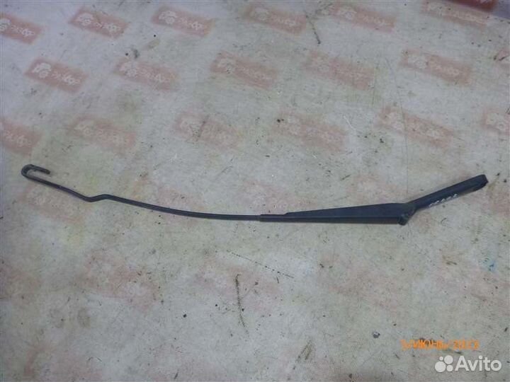 Поводок стеклоочистителя передний правый