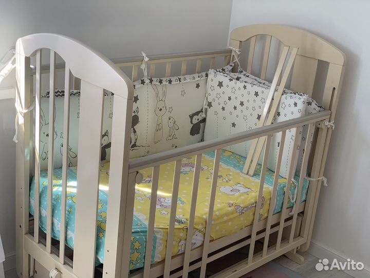 Детская кроватка с маятником