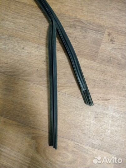 Уплотнитель стекла двери передний левый Volkswagen