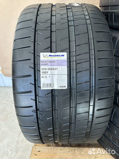 Michelin Pilot Super Sport 325/30 R21 и 285/35 R21 108Y