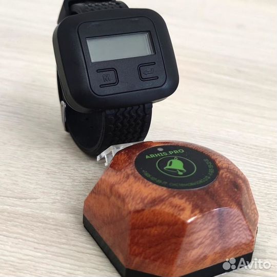 Кнопка вызова официанта Махагон и пейджер часы