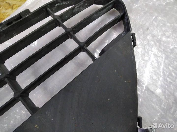 Решетка радиатора 8m5117k945afw Ford Focus 2010 CB