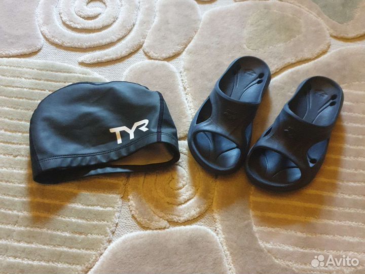 Тапки и шапка для плавания