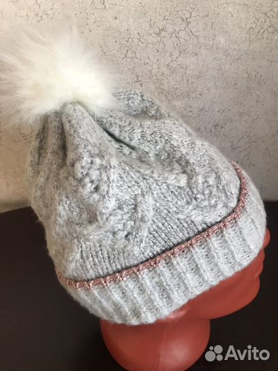 Шапки много