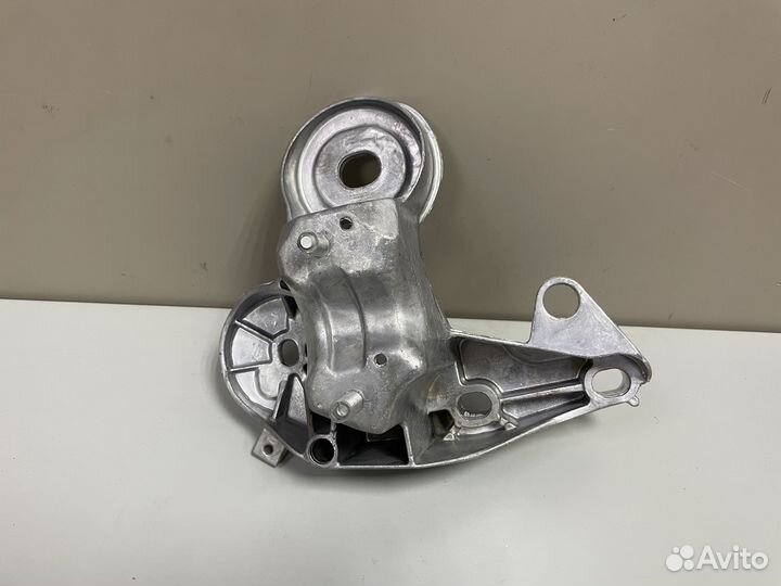 Кронштейн опоры двс правый Ауди А6 С6