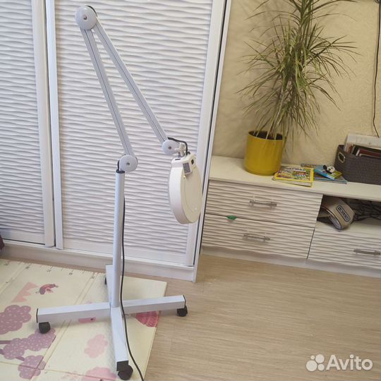 Косметологическая лампа лупа