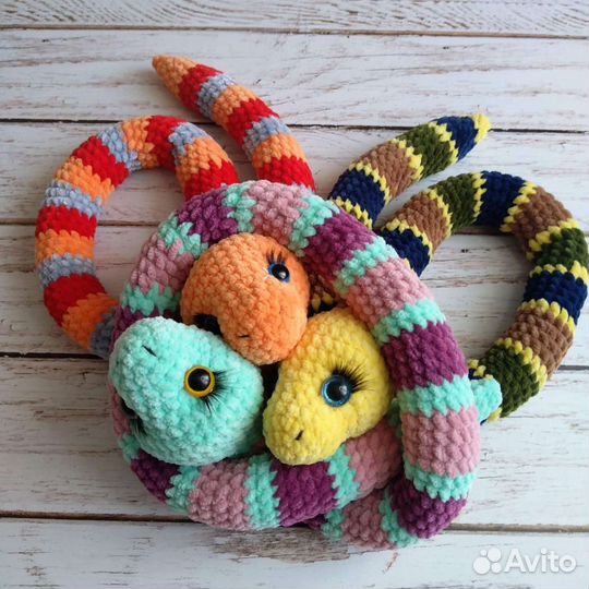 Змейка игрушка вязаная
