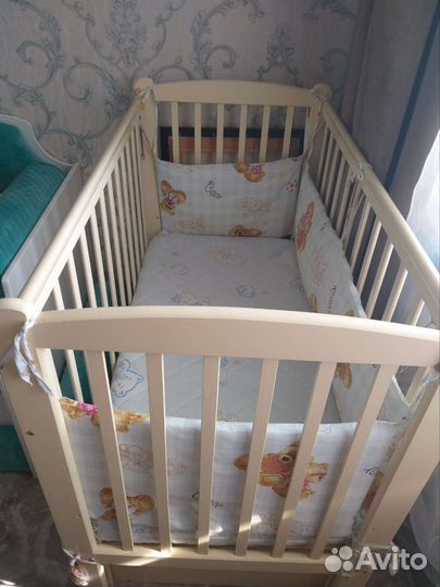Детская кроватка с маятником и ящиком