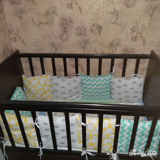 Детская кроватка и пеленальный столик