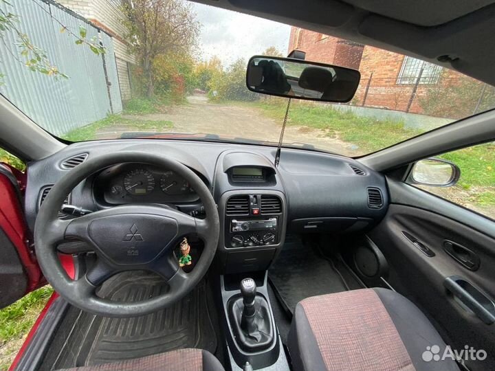 Mitsubishi Carisma 1.6 МТ, 2001, битый, 277 000 км