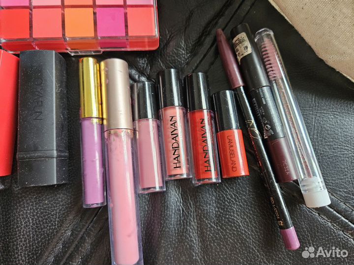 Набор косметики пакетом бу плюс косметичка