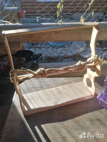 Клетка для попугая с игрушками