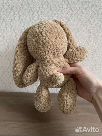 Плюшевый заяц вязаный