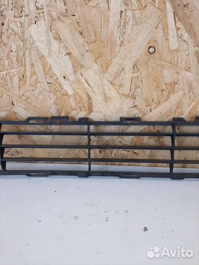 Нижняя решетка бампера Toyota Avensis 2