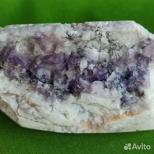 Кристаллы аметиста на кварце