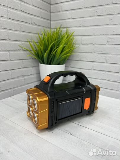 Фонарь на аккумуляторе с солнечной батареей