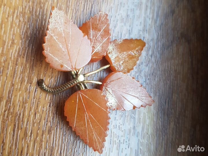 Брошь старинная янтарь